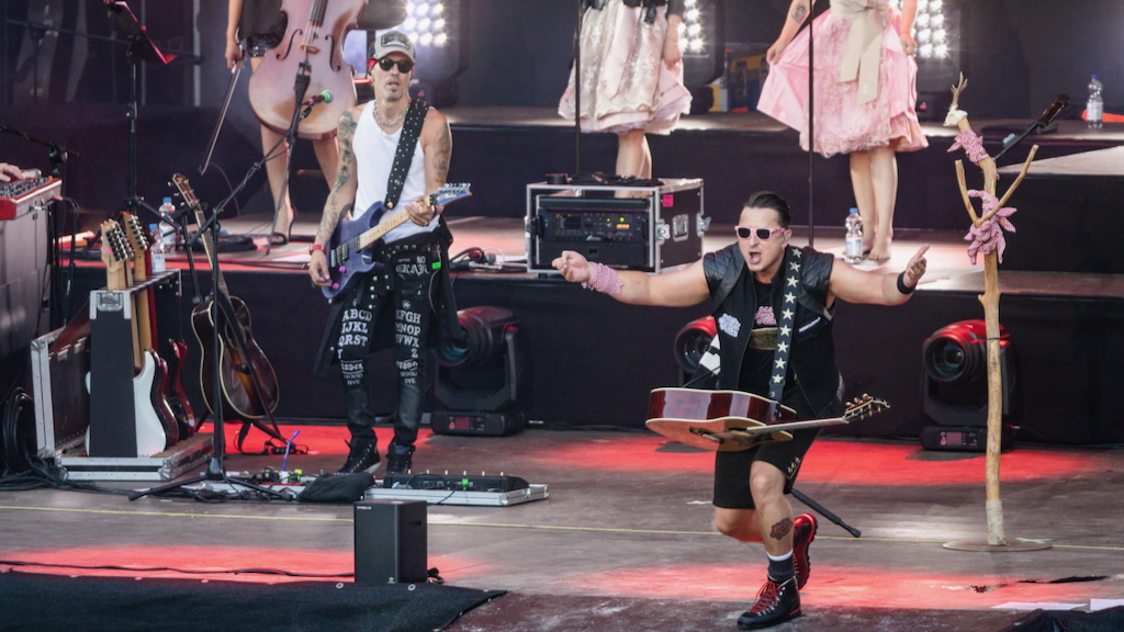 Der neue Gitarrist von Udo Dirkschneider, Alen Brentini (l.), beim Auftritt von Andreas Gabalier am 16. Juli 2022 in der Berliner Waldbühne